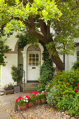 Blumenschmuck an einem Hauseingang in der Church Lane, Rye, East Sussex, Großbritannien