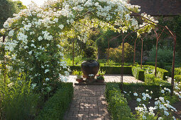 White Garden, Sissinghurst Castle Gardens, Kent, Großbritannien