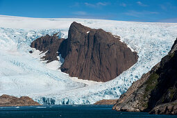 Gletscher an einem Berg, Prins Christian Sund, Kitaa, Grönland