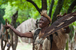 Mann in einem Zulu Dorf, nahe Richards Bay, KwaZulu-Natal, Südafrika