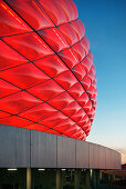 Allianz Arena bei Dämmerung, rote Beleuchtung, Fußball Stadion FC Bayern München, München, Bayern, Deutschland, Architekt Herzog und De Meuron