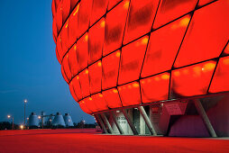 Allianz Arena bei Dämmerung, rote Beleuchtung, Fußball Stadion FC Bayern München, München, Bayern, Deutschland, Architekt Herzog und De Meuron