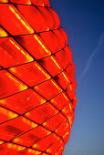 Detail Fassade Allianz Arena bei Nacht, rote Beleuchtung, Fußball Stadion FC Bayern München, München, Bayern, Deutschland, Architekt Herzog und De Meuron