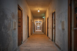 Korridor mit Gefängniszellen in der KZ Gedänkstätte Dachau, Großraum München, Bayern, Deutschland