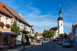 Ehm-Welk-Straße, Kirchplatz mit Sankt Nikolai Kirche, Lübbenau, Spreewald, UNESCO Biosphärenreservat, Brandenburg, Deutschland