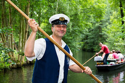 Fließ im Spreewald mit Touristenkahn, Kahnfährmann, Kahnführer, UNESCO Biosphärenreservat, Lehde, Lübbenau, Brandenburg, Deutschland