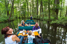 Fließ im Spreewald mit Touristenkahn, UNESCO Biosphärenreservat, Lübbenau, Brandenburg, Deutschland