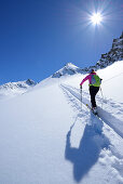 Frau auf Skitour steigt zum Eiskögele auf, Vorderer Seelenkogel und Eiskögele im Hintergrund, Obergurgl, Ötztaler Alpen, Tirol, Österreich