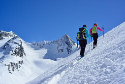 Zwei Frauen auf Skitour steigen zum Hinteren Seelenkogel auf, Liebener Spitze und Heufler Kogel im Hintergrund, Obergurgl, Ötztaler Alpen, Tirol, Österreich