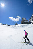 Frau auf Skitour blickt zum Corno d'Angolo, Cristallo, Dolomiten, Venetien, Italien