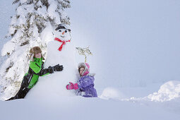 Kinder bauen einen Schneemann, Kreuzbergpass, Südtirol, Italien