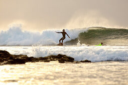Surfer reitet eine Welle, Praia, Santiago, Kap Verde