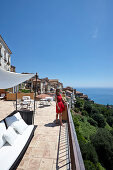Inhaberin Lea Pinto auf der Terasse des Hotel Marulivo, Bed & Breakfast, Pisciotta, Cilento Küste, Provinz Salerno, Kampanien, Italien
