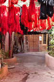 Frisch gefärbte Wolle zum trocknen aufgehängt im Färberviertel, Marrakesch, Marokko