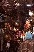 Lampengeschäft in den Souks, Marrakesch, Marokko