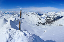 Gipfelkreuz des Großen Möseler, Hochfeiler, Hochferner, Schrammacher und Olperer im Hintergrund, Zillertaler Alpen, Südtirol, Italien