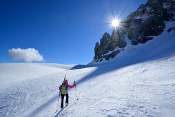 Frau auf Skitour steigt im Val Culea auf, Sella, Sellagruppe, Dolomiten, Südtirol, Italien
