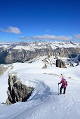 Frau auf Skitour steigt im Val Culea auf, Geisler im Hintergrund, Sella, Sellagruppe, Dolomiten, Südtirol, Italien