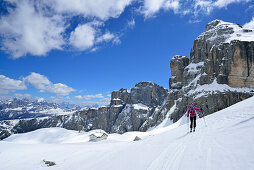 Frau auf Skitour fährt durch Val Setus ab, Pisciaduhütte im Hintergrund, Sella, Sellagruppe, Dolomiten, Südtirol, Italien
