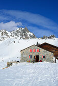 Es-cha-Hütte mit Piz Kesch im Hintergrund, Oberengadin, Engadin, Kanton Graubünden, Schweiz