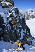 Frau steigt durch steile Schneerinne zum Piz Buin auf, Silvretta, Unterengadin, Engadin, Kanton Graubünden, Schweiz
