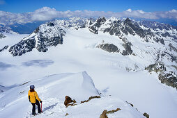 Frau auf Skitour steigt vom Gipfel des Piz Buin ab, Silvrettahorn, Schneeglocke und Schattenspitze im Hintergrund, Silvretta, Unterengadin, Engadin, Graubünden, Schweiz