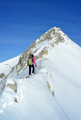 Frau auf Skitour steigt zur Ödkarspitze auf, Karwendel, Tirol, Österreich