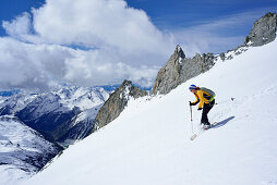 Frau auf Skitour fährt vom Großen Möseler ab, Zillertaler Alpen, Südtirol, Italien