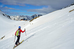 Frau auf Skitour steigt zum Eisbruggjochhütte auf, Hoher Weißzint, Zillertaler Alpen, Südtirol, Italien