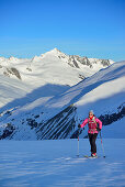 Frau auf Skitour steigt zum Großvenediger auf, Schlieferspitze im Hintergrund, Venedigergruppe, Nationalpark Hohe Tauern, Salzburg, Österreich