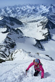 Frau steigt zum Großglockner auf, Glocknergruppe, Nationalpark Hohe Tauern, Osttirol, Tirol, Österreich