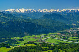 Blick über Inntal mit Kufstein auf Zillertaler Alpen, Spitzstein, Chiemgauer Alpen, Tirol, Österreich