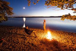 Zwei Männer an einem Lagerfeuer am Starnberger See mit Blick auf Tutzing, Berg, Oberbayern, Bayern, Deutschland