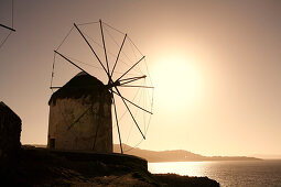 Silhouette einer Windmühle bei Sonnenuntergang, Insel Mykonos, Kykladen, Griechenland, Europa
