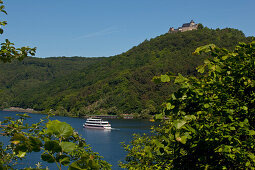 Waldeck Castle and excursion boat Stern von Waldeck on Lake Edersee in Kellerwald-Edersee National Park, Lake Edersee, Hesse, Germany, Europe