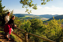 Ein Paar schaut vom Aussichtspunkt Hagenstein ins Tal der Eder Richtung Schmittlotheim im Nationalpark Kellerwald-Edersee, Schmittlotheim, Nordhessen, Hessen, Deutschland, Europa