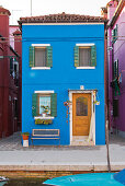 Schmales blaues Haus entlang Kanal Riva dei Santi, Burano, nahe Venedig, Venetien, Italien, Europa