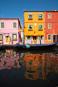 Bunte Häuser spiegeln sich in einem Kanal, Burano, nahe Venedig, Venetien, Italien, Europa
