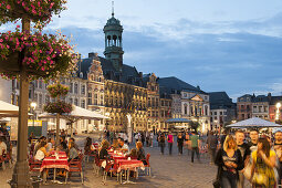 belebte Grand Place bei Dämmerung, Rathaus, Mons, Hennegau, Wallonie, Belgien, Europa