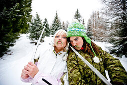 Zwei junge Frauen mit falschen Bärten und Schwertern aus Eiszapfen