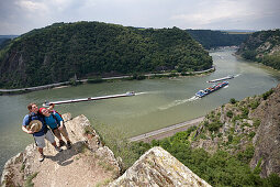 Wanderer auf Aussichtsfelsen Spitznack, Rhein im Hintergrund, Oberwesel, Rheinland-Pfalz, Deutschland