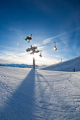 Skifahrer im Funpark fliegt über große Schanze, Betterpark, Kaltenbach, Zillertal, Österreich
