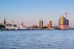 Elbe mit Blick auf Nicolaikirche, Kirche St. Katharinen, Museumsschiff Cap San Diego, Hanseatic Trade Center und Elbphilharmonie, Hamburg, Deutschland