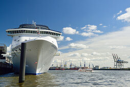 Schiff liegt an Dockland an, Dockland, Elbe, Hamburg, Deutschland