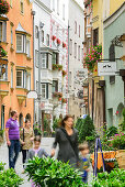 Personen gehen durch eine Gasse in der Altstadt, Hall, Tirol, Österreich