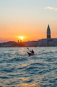 Kajakfahrer bei Sonnenuntergang vor dem Markusplatz, Venedig, Italien
