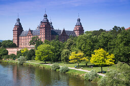 Schloss Johannisburg und Parklandschaft am Ufer vom Fluss Main mit Mainradweg, Aschaffenburg, Franken, Bayern, Deutschland