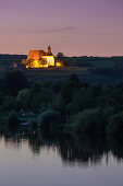 Fluss Main und Wallfahrtskirche Maria im Weingarten in der Dämmerung, Volkach, Franken, Bayern, Deutschland