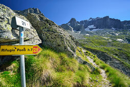 Wegweiser und Wanderweg am Sentiero Roma, Sentiero Roma, Bergell, Lombardei, Italien