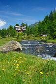 Bach fließt durch Valle Airale, Rifugio Bosio im Hintergrund, Sentiero Roma, Bergell, Lombardei, Italien